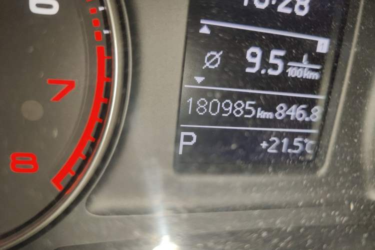 Used Audi Q3 2015 30 TFSI Comfort Model Odometer Close Up