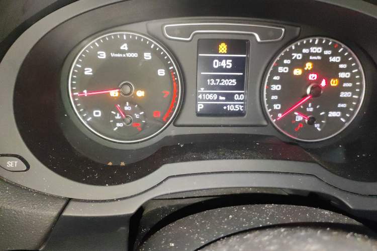 Used Audi Q3 2015 35 TFSI Comfort Model Odometer Close Up