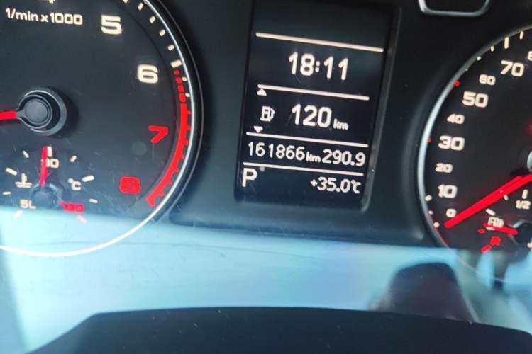 Used Audi Q3 2015 35 TFSI Comfort Model Odometer Close Up