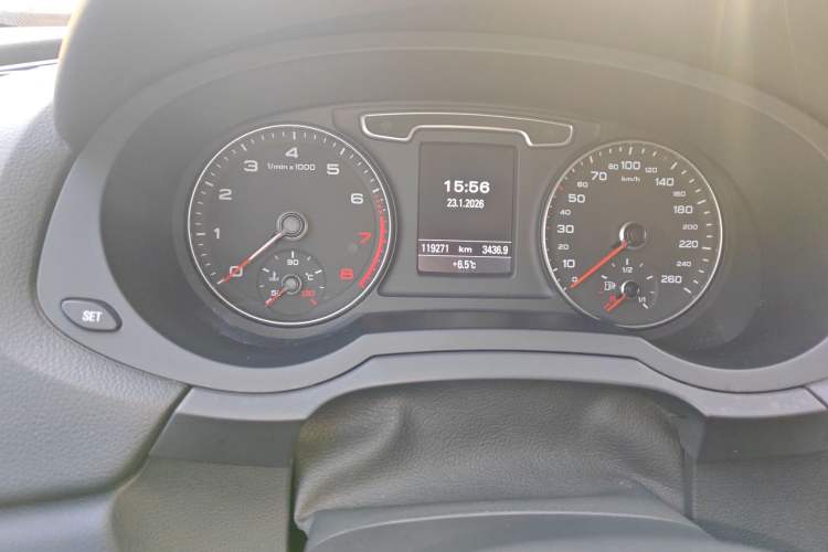 Used Audi Q3 2015 35 TFSI quattro Technology Edition Odometer Close Up