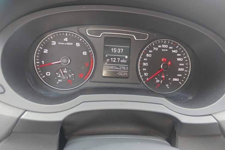 Used Audi Q3 2015 35 TFSI Comfort Model Odometer Close Up