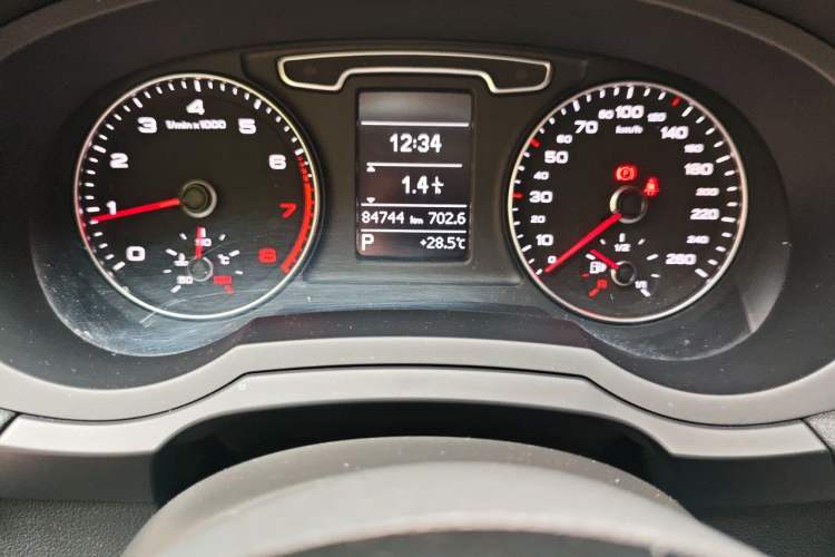 Used Audi Q3 2015 35 TFSI Comfort Model Odometer Close Up