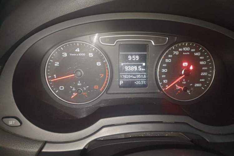 Used Audi Q3 2015 30 TFSI Ambition Edition Odometer Close Up