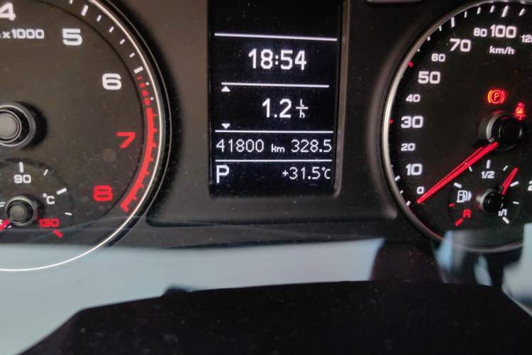 Used Audi Q3 2015 30 TFSI Ambition Edition Odometer Close Up