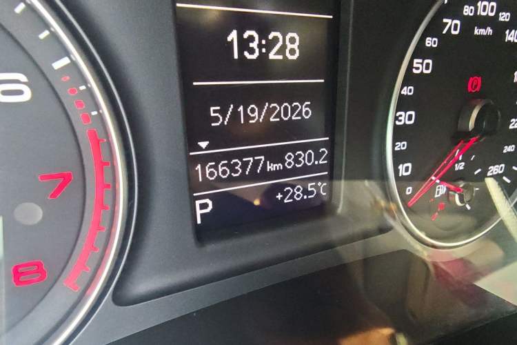 Used Audi Q3 2015 35 TFSI Comfort Model Odometer Close Up