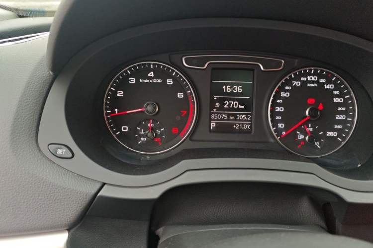 Used Audi Q3 2015 35 TFSI Ambition Edition Odometer Close Up