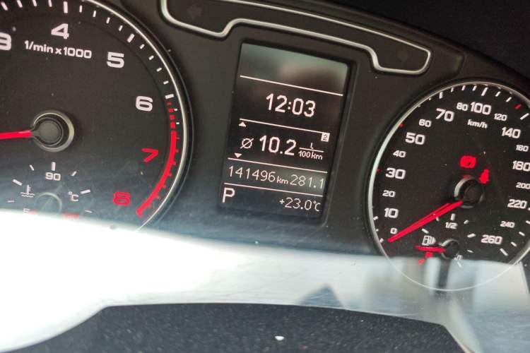 Used Audi Q3 2015 35 TFSI Comfort Model Odometer Close Up
