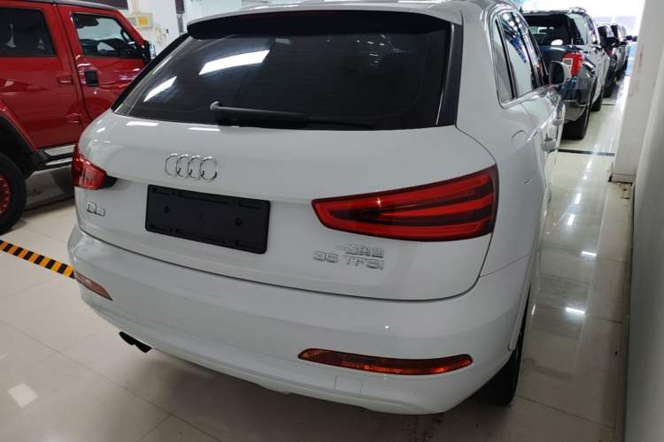 Used Audi Q3 2015 35 TFSI Comfort Model Rear Right 45 Deg