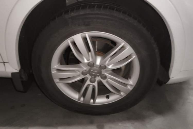 Used Audi Q3 2015 30 TFSI Comfort Model Right Front Wheel Hub
