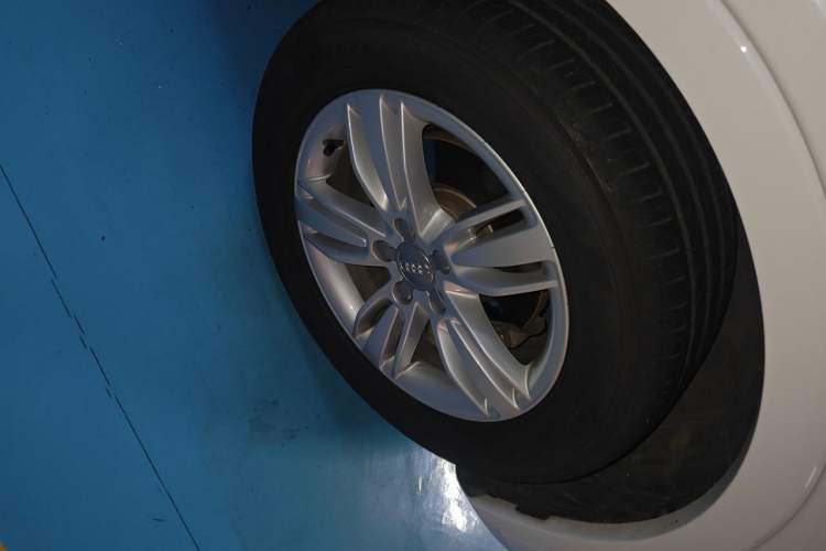 Used Audi Q3 2015 35 TFSI Comfort Model Right Front Wheel Hub