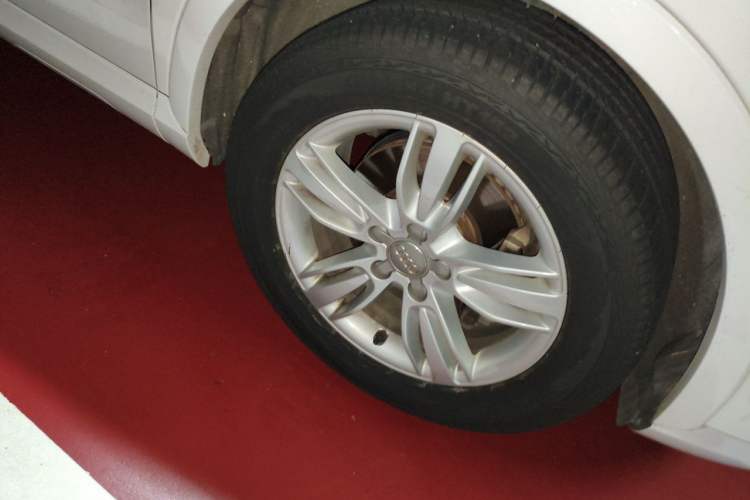 Used Audi Q3 2015 30 TFSI Comfort Model Right Front Wheel Hub