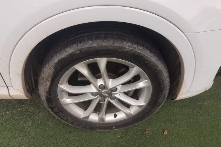 Used Audi Q3 2015 30 TFSI Comfort Model Right Front Wheel Hub