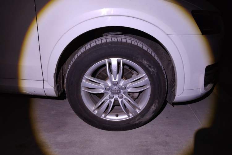 Used Audi Q3 2015 35 TFSI Comfort Model Right Front Wheel Hub