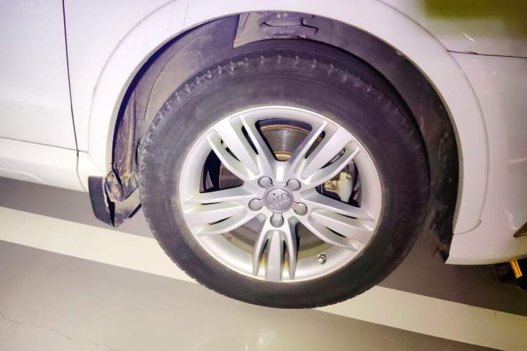 Used Audi Q3 2015 30 TFSI Comfort Model Right Front Wheel Hub