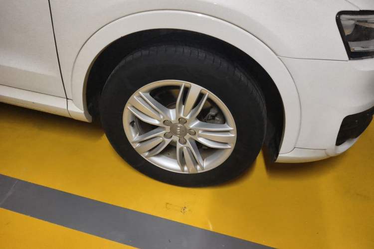 Used Audi Q3 2015 35 TFSI Comfort Model Right Front Wheel Hub