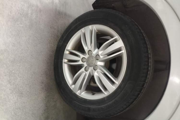 Used Audi Q3 2015 35 TFSI Comfort Model Right Rear Wheel Hub
