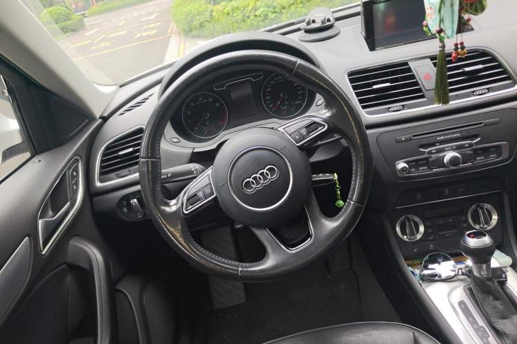 Used Audi Q3 2015 35 TFSI Comfort Model Steering Wheel