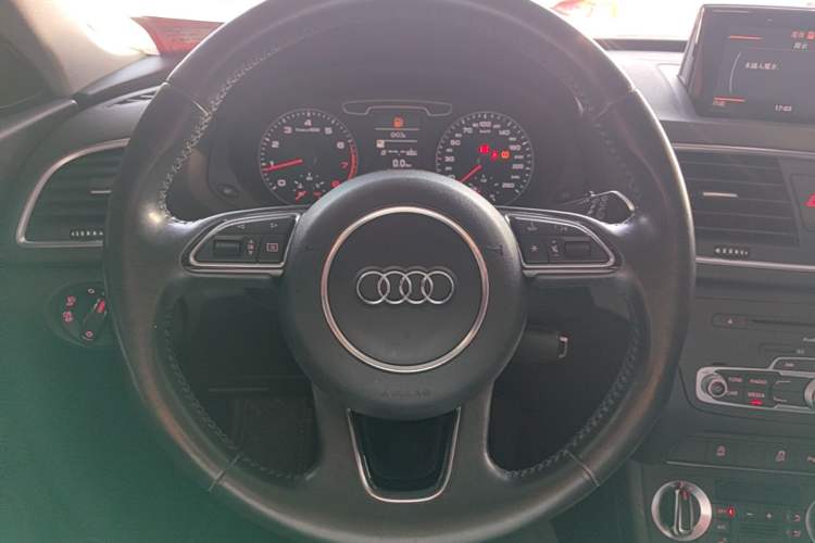 Used Audi Q3 2015 35 TFSI Comfort Model Steering Wheel