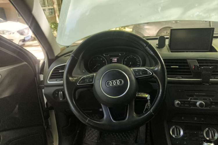 Used Audi Q3 2015 35 TFSI Comfort Model Steering Wheel