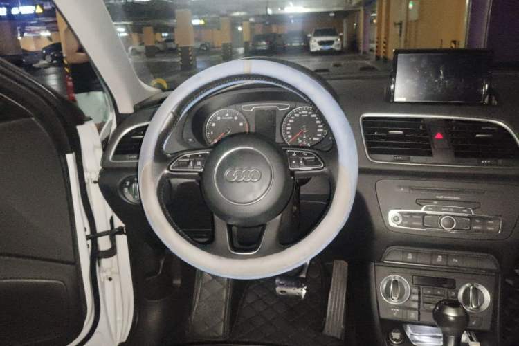 Used Audi Q3 2015 35 TFSI Comfort Model Steering Wheel