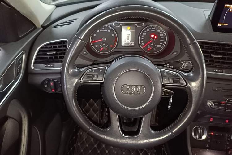Used Audi Q3 2015 35 TFSI Ambition Edition Steering Wheel