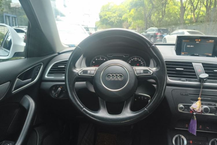 Used Audi Q3 2015 35 TFSI Comfort Model Steering Wheel