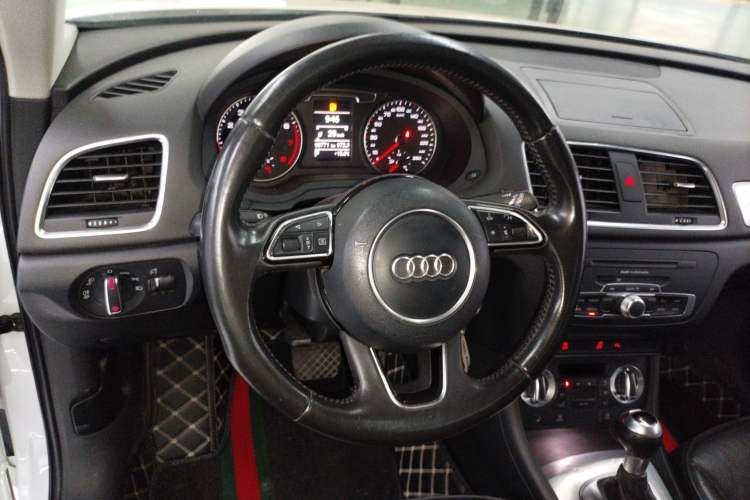 Used Audi Q3 2015 35 TFSI Comfort Model Steering Wheel