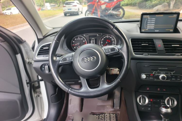 Used Audi Q3 2015 35 TFSI Comfort Model Steering Wheel