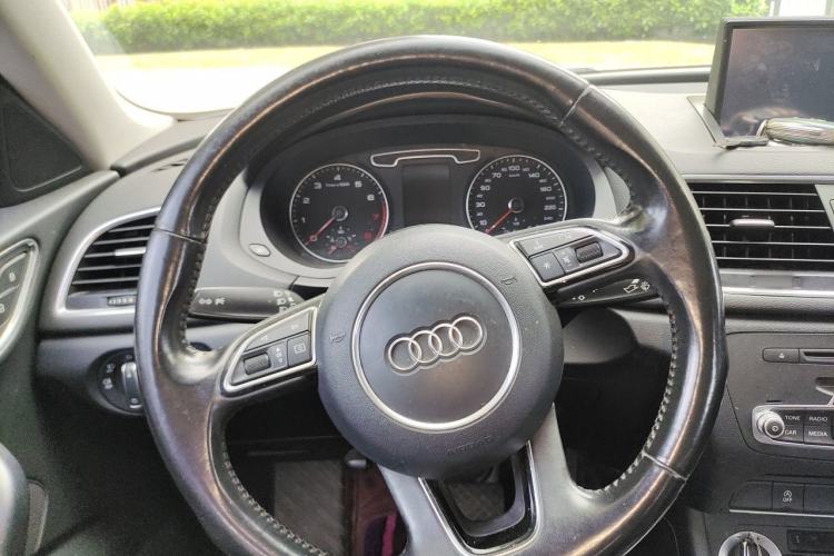 Used Audi Q3 2015 35 TFSI Comfort Model Steering Wheel