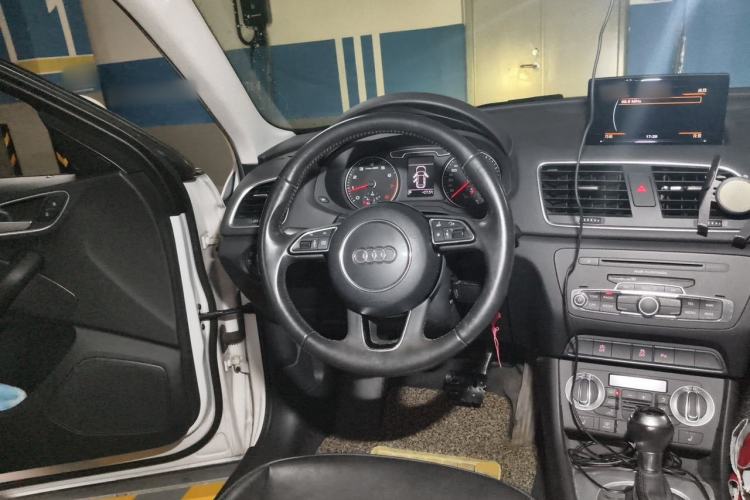 Used Audi Q3 2015 35 TFSI Comfort Model Steering Wheel