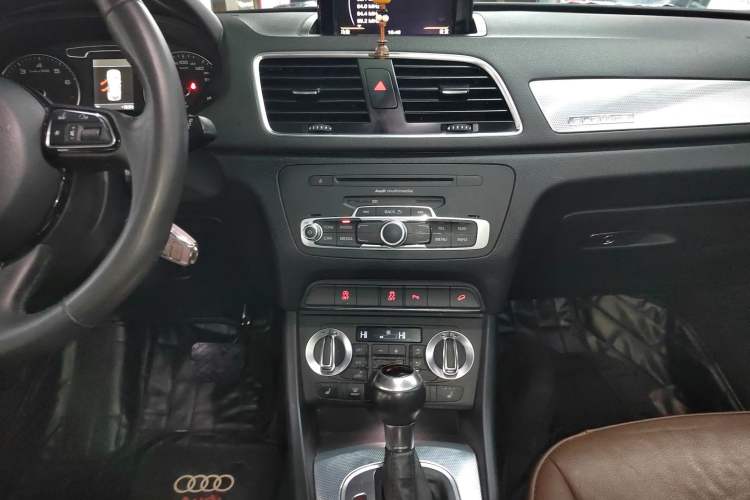 Used Audi Q3 2015 35 TFSI quattro Technology Edition Audio And AC Panel