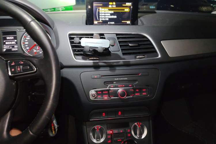 Used Audi Q3 2015 30 TFSI Ambition Edition Audio And AC Panel