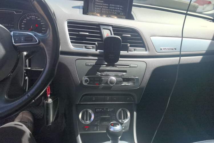 Used Audi Q3 2015 35 TFSI quattro Luxury Edition Audio And AC Panel