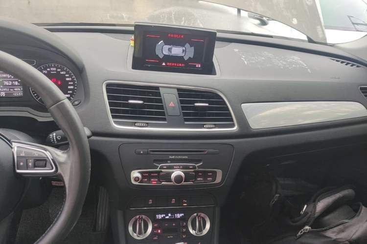 Used Audi Q3 2015 35 TFSI Comfort Model Audio And AC Panel