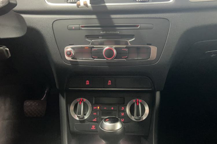 Used Audi Q3 2015 30 TFSI Ambition Edition Audio And AC Panel