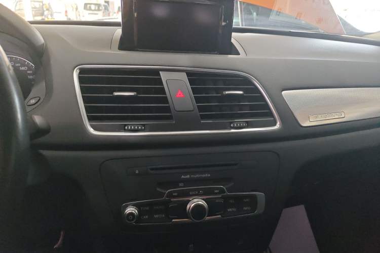 Used Audi Q3 2015 35 TFSI quattro Technology Edition Audio And AC Panel