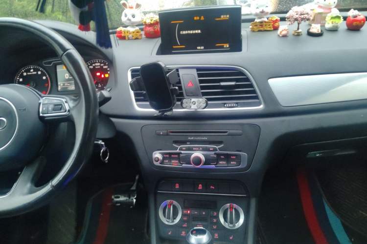 Used Audi Q3 2015 35 TFSI Ambition Edition Audio And AC Panel