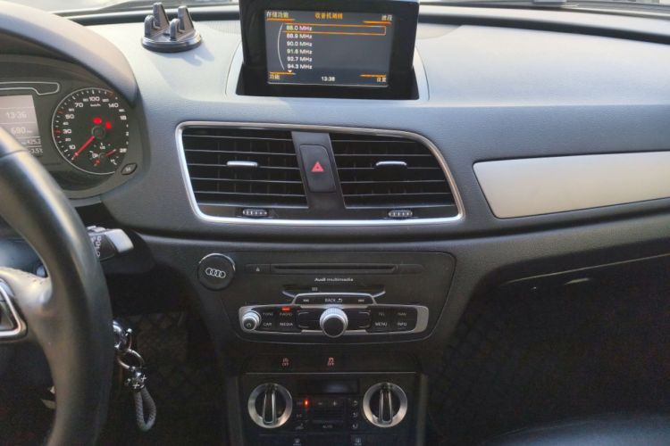 Used Audi Q3 2015 30 TFSI Ambition Edition Audio And AC Panel