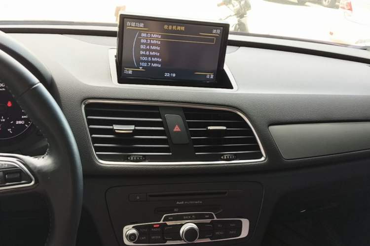 Used Audi Q3 2015 35 TFSI Ambition Edition Audio And AC Panel