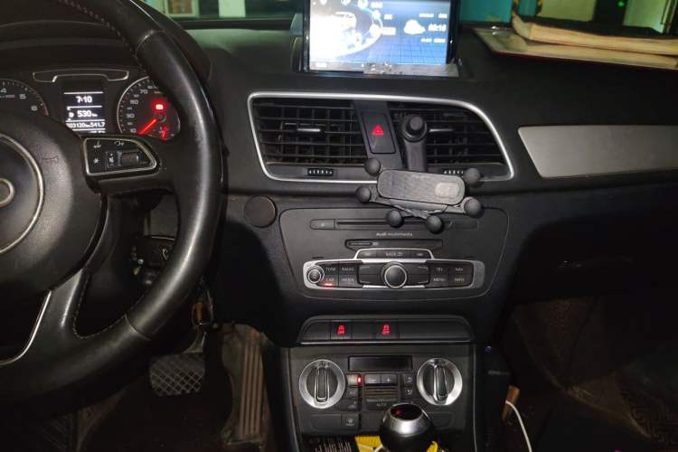 Used Audi Q3 2015 30 TFSI Ambition Edition Audio And AC Panel
