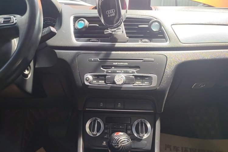 Used Audi Q3 2015 30 TFSI Comfort Model Audio And AC Panel