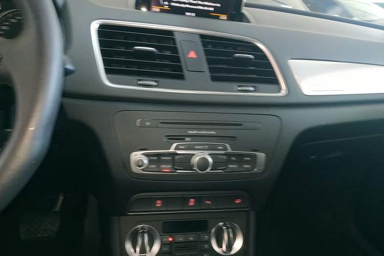 Used Audi Q3 2015 35 TFSI quattro Technology Edition Audio And AC Panel