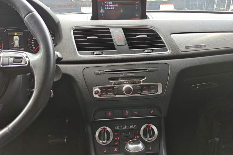 Used Audi Q3 2015 35 TFSI quattro Technology Edition Audio And AC Panel