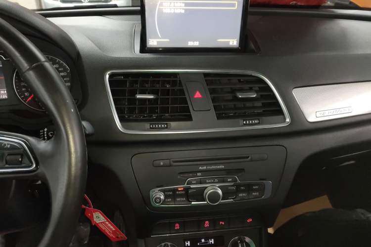 Used Audi Q3 2015 35 TFSI quattro Technology Edition Audio And AC Panel
