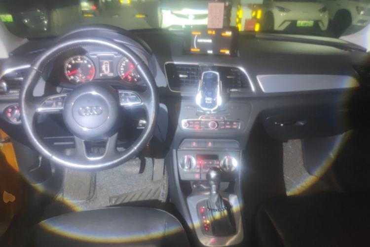 Used Audi Q3 2015 30 TFSI Comfort Model Center Console
