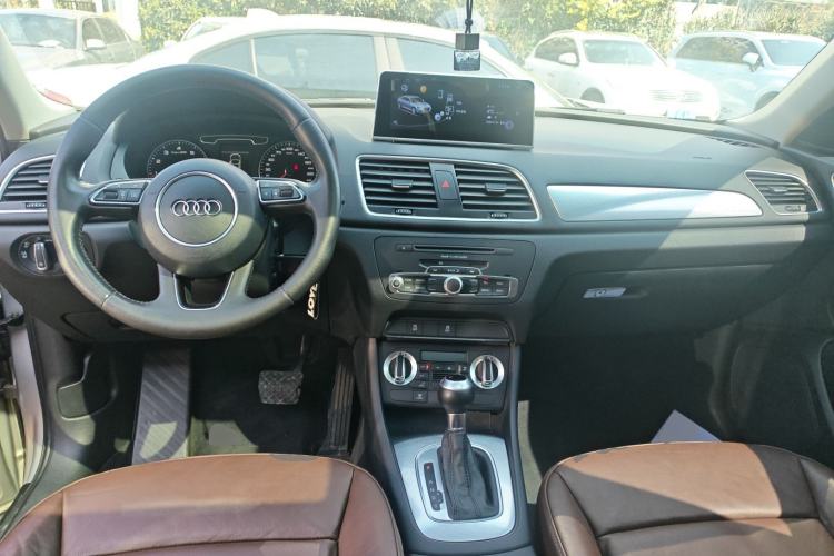 Used Audi Q3 2015 30 TFSI Comfort Model Center Console