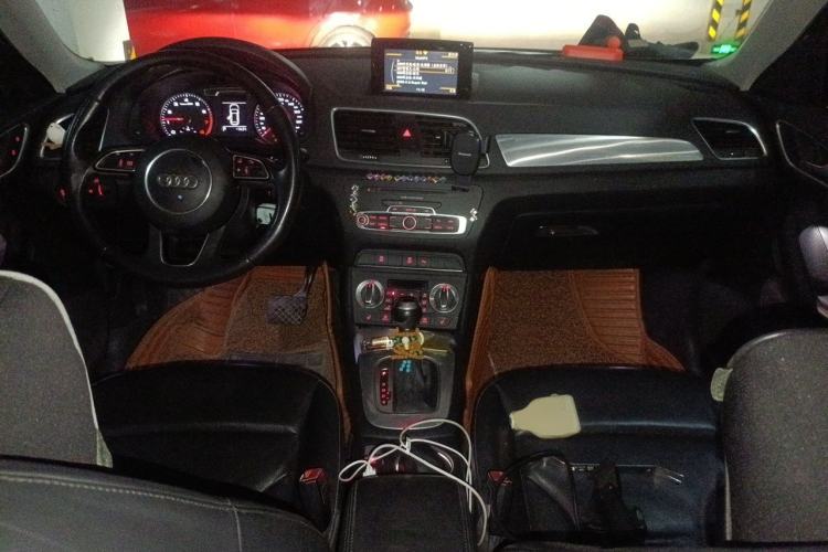 Used Audi Q3 2015 35 TFSI Comfort Model Center Console