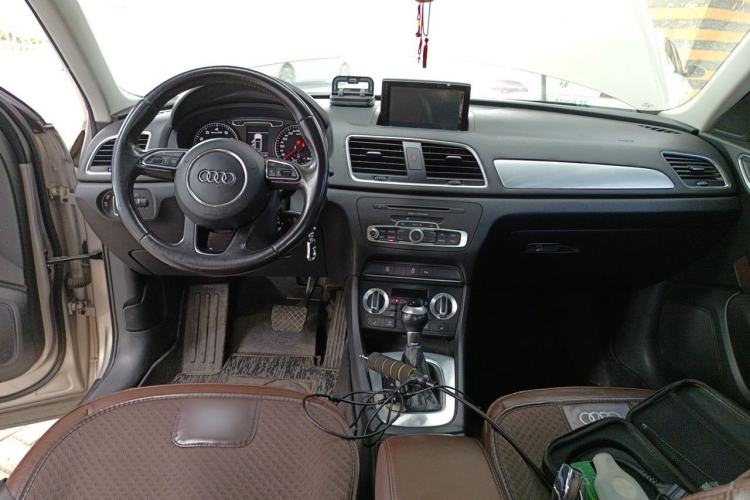 Used Audi Q3 2015 35 TFSI Comfort Model Center Console