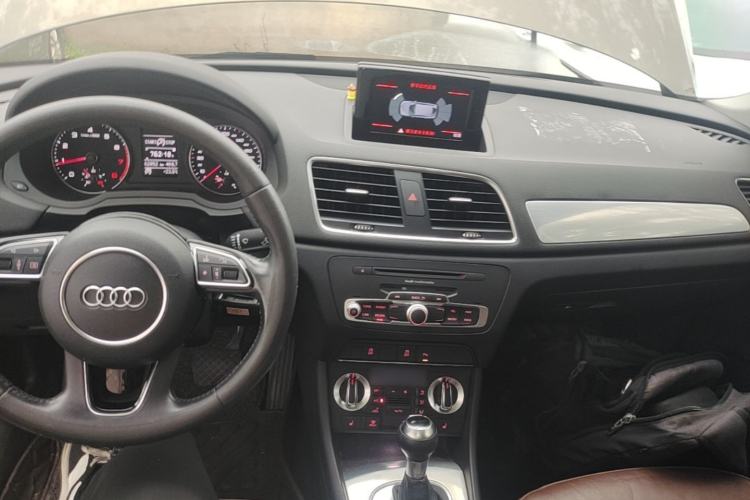 Used Audi Q3 2015 35 TFSI Comfort Model Center Console