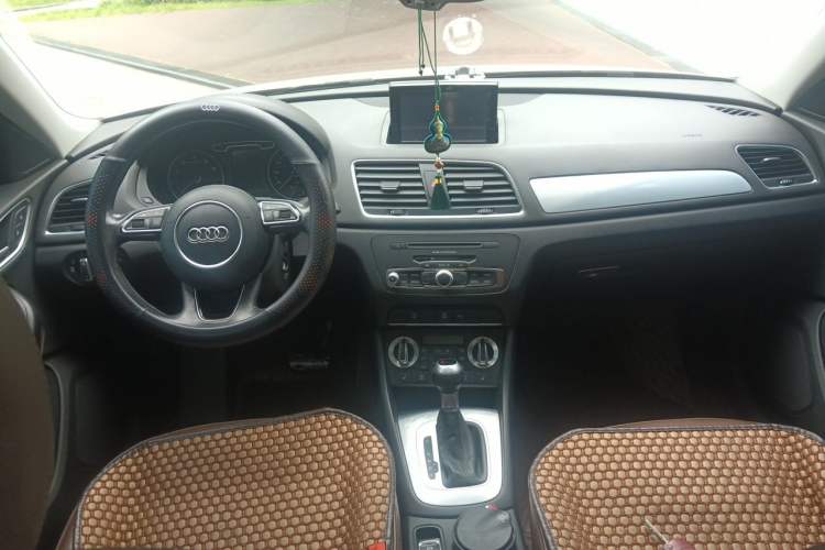 Used Audi Q3 2015 35 TFSI Comfort Model Center Console